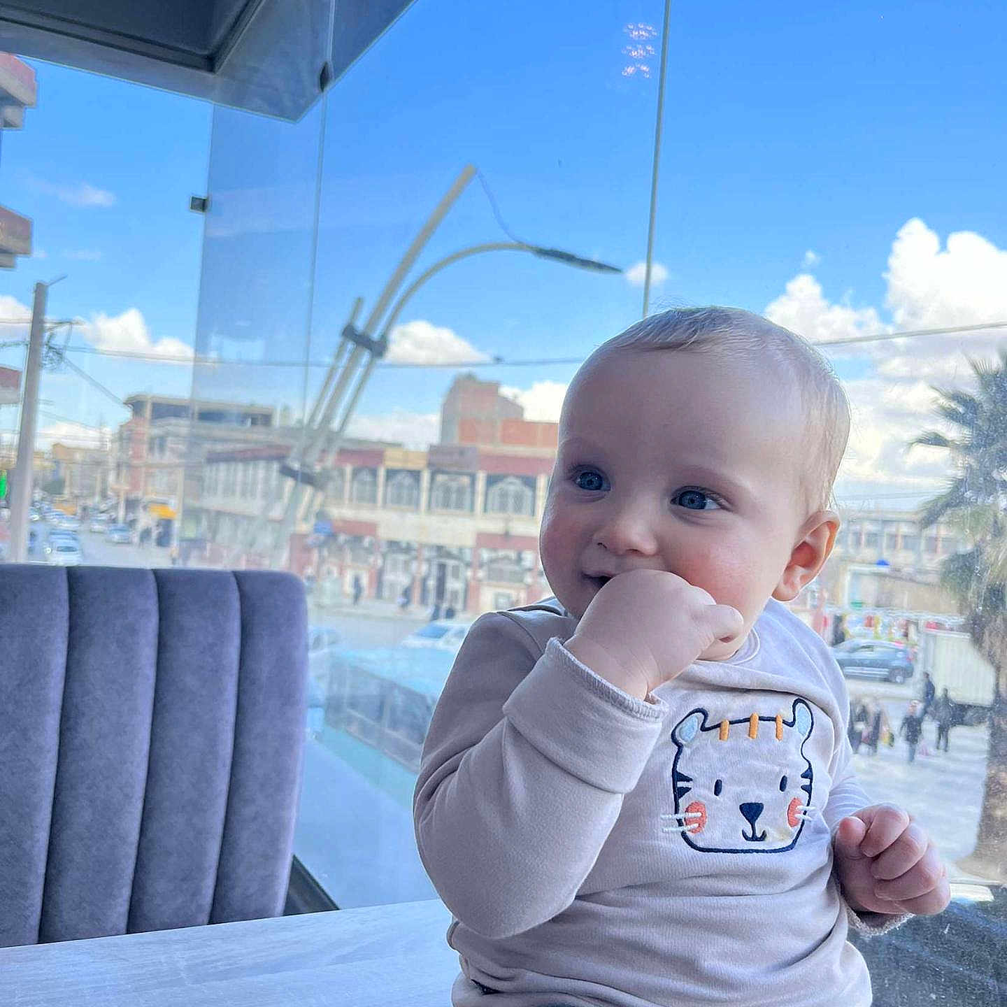 Yasser a rejoint le concours — aidez-le/la à gagner de superbes lots ! architecture, baby, building, city, cityscape, clothing, face, furniture, head, jeans, nature, outdoors, pants, person, photography, portrait, sitting, sky, sleeve, urban