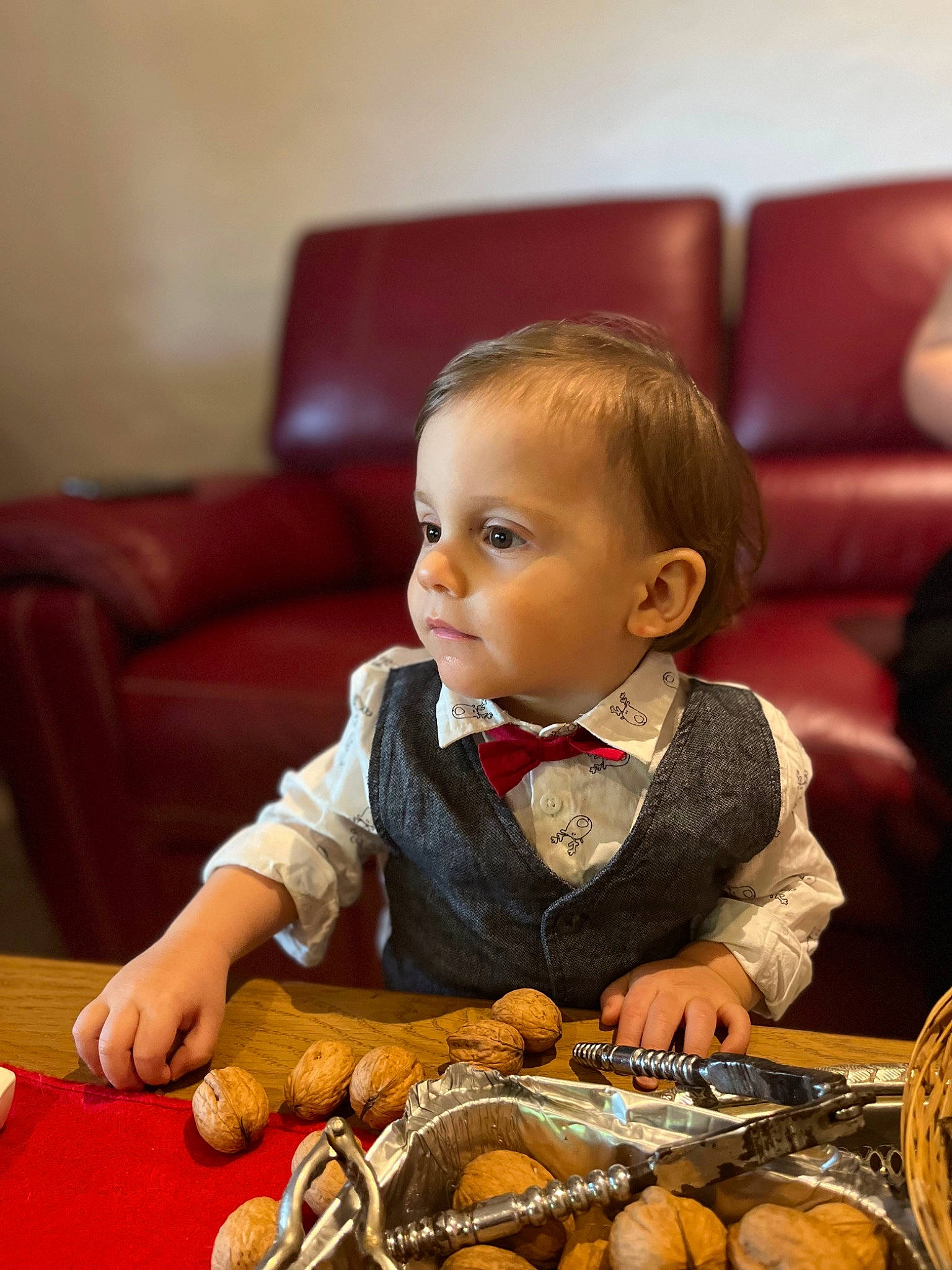 Joseph participe au concours pour gagner de l'argent avec cette photo : baby, baby_toddler_clothing, child, comfort, comfort_food, couch, cuisine, delicacy, dish, flooring, food, fruit, ingredient, person, room, seafood, shellfish, sitting, sweetness, toddler