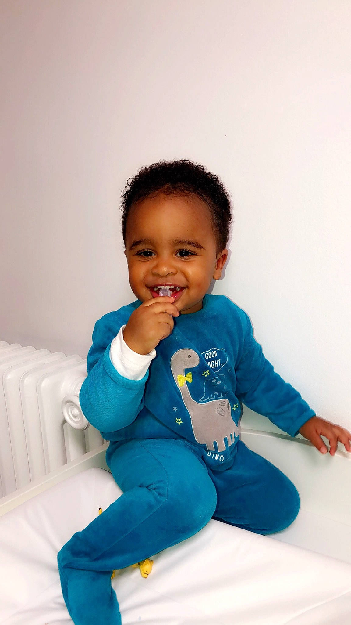 Leyan participe au concours pour gagner de l'argent avec cette photo : ankle, baby, baby_toddler_clothing, barefoot, child, comfort, ear, elbow, finger, foot, human_body, joint, joy, knee, lap, nightwear, person, shoulder, sitting, sock