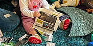 Aerys a rejoint le concours — aidez-le/la à gagner de superbes lots ! box, child, face, female, girl, happy, head, homedecor, legoset, package, person, photography, plush, portrait, sitting, text, toy