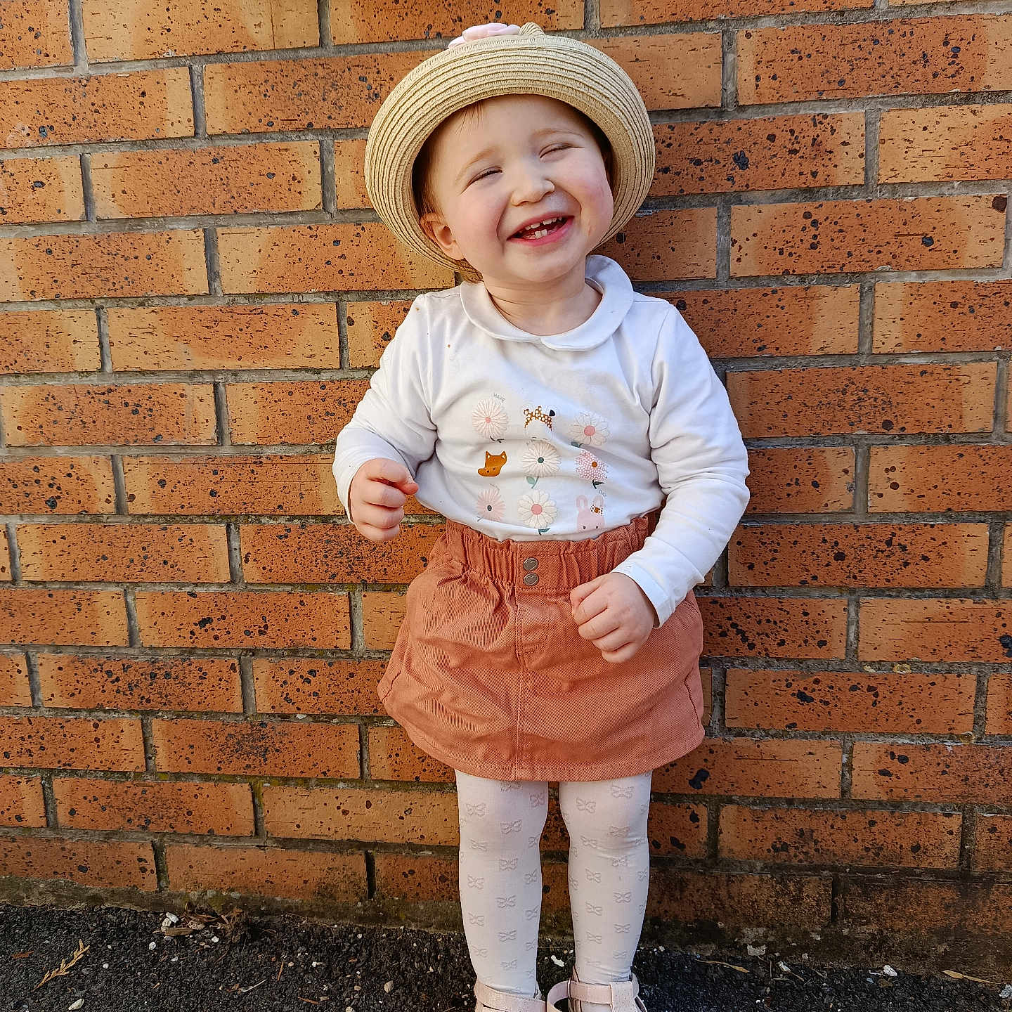 Giulia participe au concours pour gagner de l'argent avec cette photo : boy, brick, cap, child, clothing, face, footwear, happy, hat, head, male, pants, person, photography, portrait, shoe, shorts, skirt, smile, sunhat