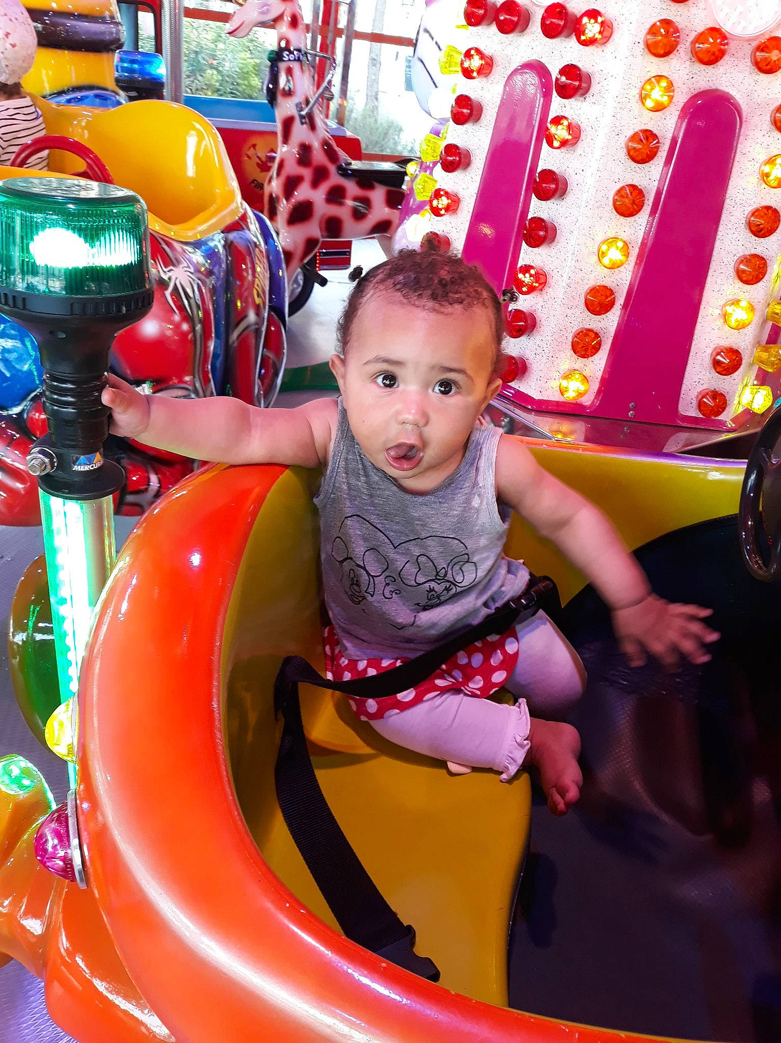 Schahinnas participe au concours pour gagner de l'argent avec cette photo : amusement_park, amusement_ride, child, fair, fun, leisure, magenta, park, person, pink, play, product, recreation, surprise, toddler, toy