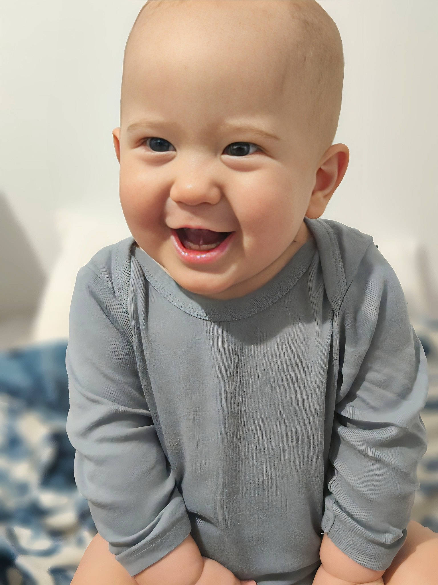 Alesio participe au concours pour gagner de l'argent avec cette photo : arm, baby, baby_toddler_clothing, cheek, comfort, elbow, eye, finger, flooring, gesture, happy, human_body, mouth, neck, nose, person, sleeve, smile, t_shirt, thumb