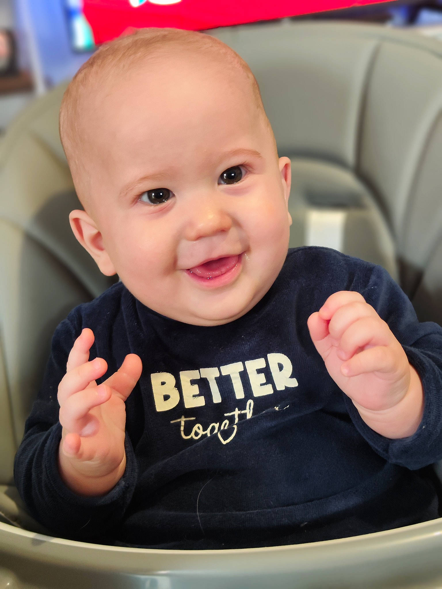 Alesio participe au concours pour gagner de l'argent avec cette photo : auto_part, baby, baby_toddler_clothing, car_seat, cheek, child, chin, finger, gesture, hand, happy, joy, nail, person, skin, sleeve, smile, steering_wheel, t_shirt, thumb