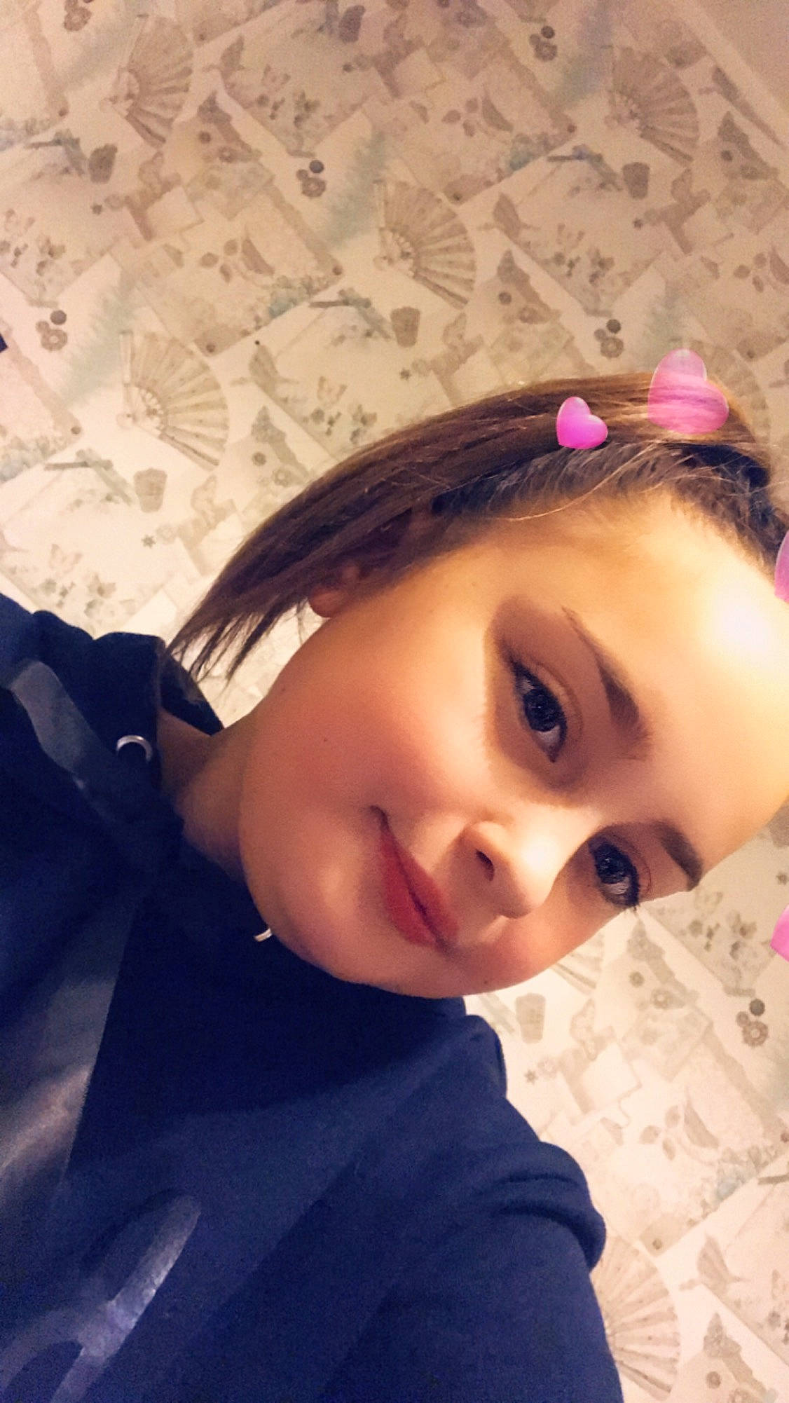 Lylou a rejoint le concours — aidez-le/la à gagner de superbes lots ! black_hair, brown_hair, cheek, child, chin, cool, ear, eye, eyebrow, face, forehead, girl, hair_accessory, head, headgear, human_hair_color, nose, person, selfie, skin