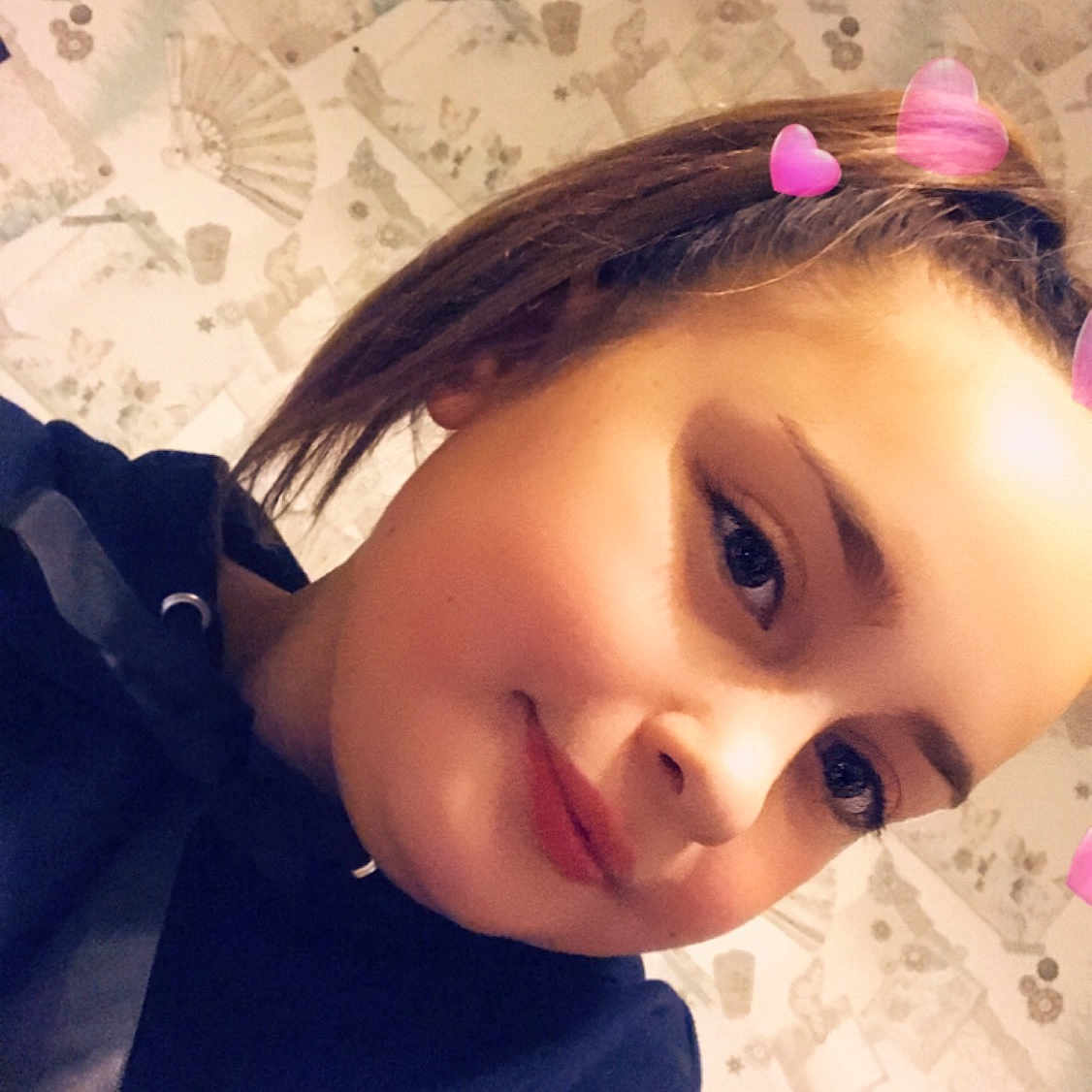 Lylou a rejoint le concours — aidez-le/la à gagner de superbes lots ! black_hair, brown_hair, cheek, child, chin, cool, ear, eye, eyebrow, face, forehead, girl, hair_accessory, head, headgear, human_hair_color, nose, person, selfie, skin