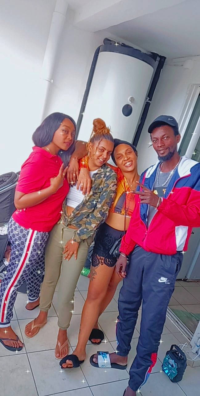 Iness a rejoint le concours — aidez-le/la à gagner de superbes lots ! bag, event, eyewear, fashion, fashion_design, friendship, fun, hat, headwear, human_leg, joy, knee, leg, leisure, luggage_and_bags, person, sandal, shorts, smile, snapshot