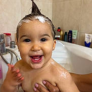 Hëloyse participe au concours pour gagner de l'argent avec cette photo : adult_hand, baby, bath, bathroom, bathtub, child, cute, foam, fun, hand, happy, nail_polish, personal_care, shampoo, skin, smile, tile_wall, toddler, water, wet_hair