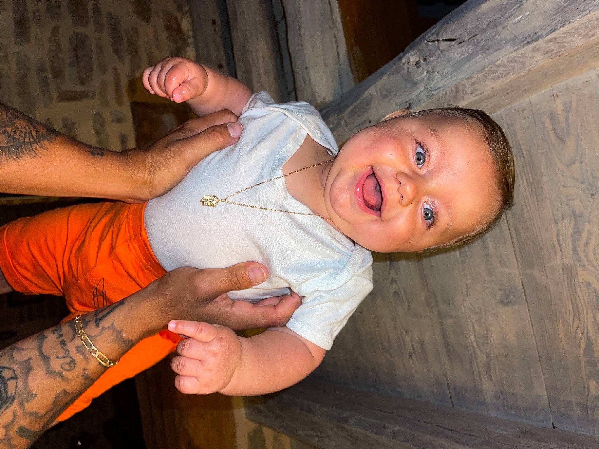 Tiago a rejoint le concours — aidez-le/la à gagner de superbes lots ! arm, baby_toddler_clothing, cheek, chest, elbow, finger, gesture, hand, happy, human_body, iris, lip, mouth, neck, nose, person, skin, smile, thumb, trunk