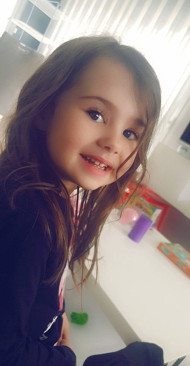 Lylou participe au concours pour gagner de l'argent avec cette photo : bangs, black_hair, cheek, eye, eyebrow, eyelash, face, forehead, fun, hair, happy, iris, jaw, joy, layered_hair, lip, long_hair, nose, person, selfie