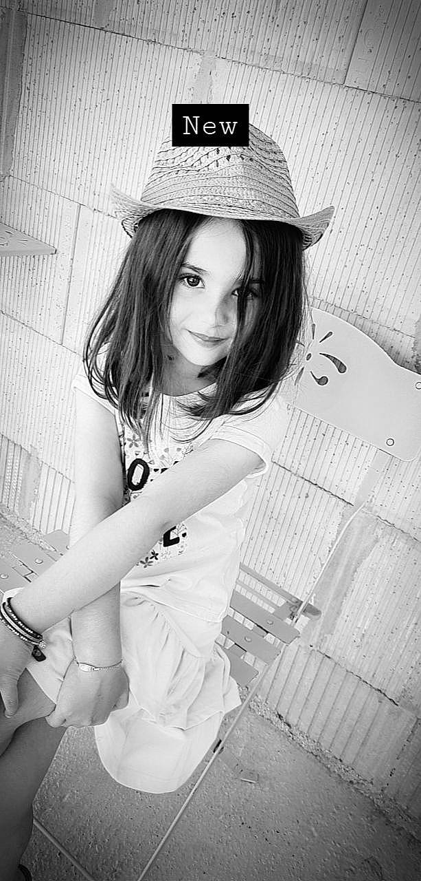 Lylou a rejoint le concours — aidez-le/la à gagner de superbes lots ! black, black_and_white, cap, cool, face, facial_expression, fashion, flash_photography, hair, hairstyle, hat, lip, organ, person, photograph, street_fashion, style, sun_hat, thigh, waist