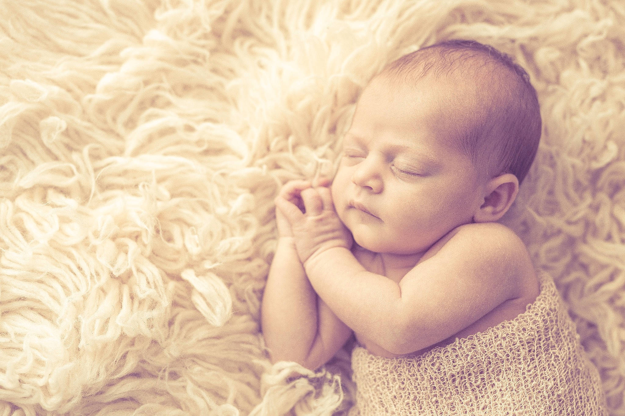 Cataleya a rejoint le concours — aidez-le/la à gagner de superbes lots ! baby, baby_toddler_clothing, cheek, child, comfort, face, flash_photography, flooring, fur, gesture, grass, happy, head, iris, nose, pattern, people_in_nature, person, sitting, skin