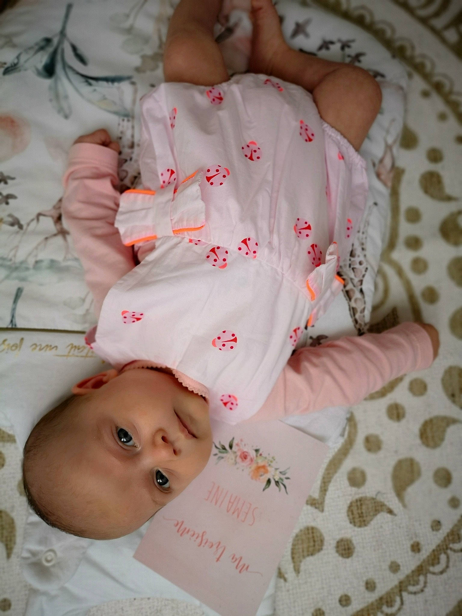 Cataleya a rejoint le concours — aidez-le/la à gagner de superbes lots ! baby, baby_products, baby_sleeping, baby_toddler_clothing, carmine, cheek, child, comfort, flesh, happy, linens, pattern, peach, person, pink, product, skin, sleeve, textile, toddler