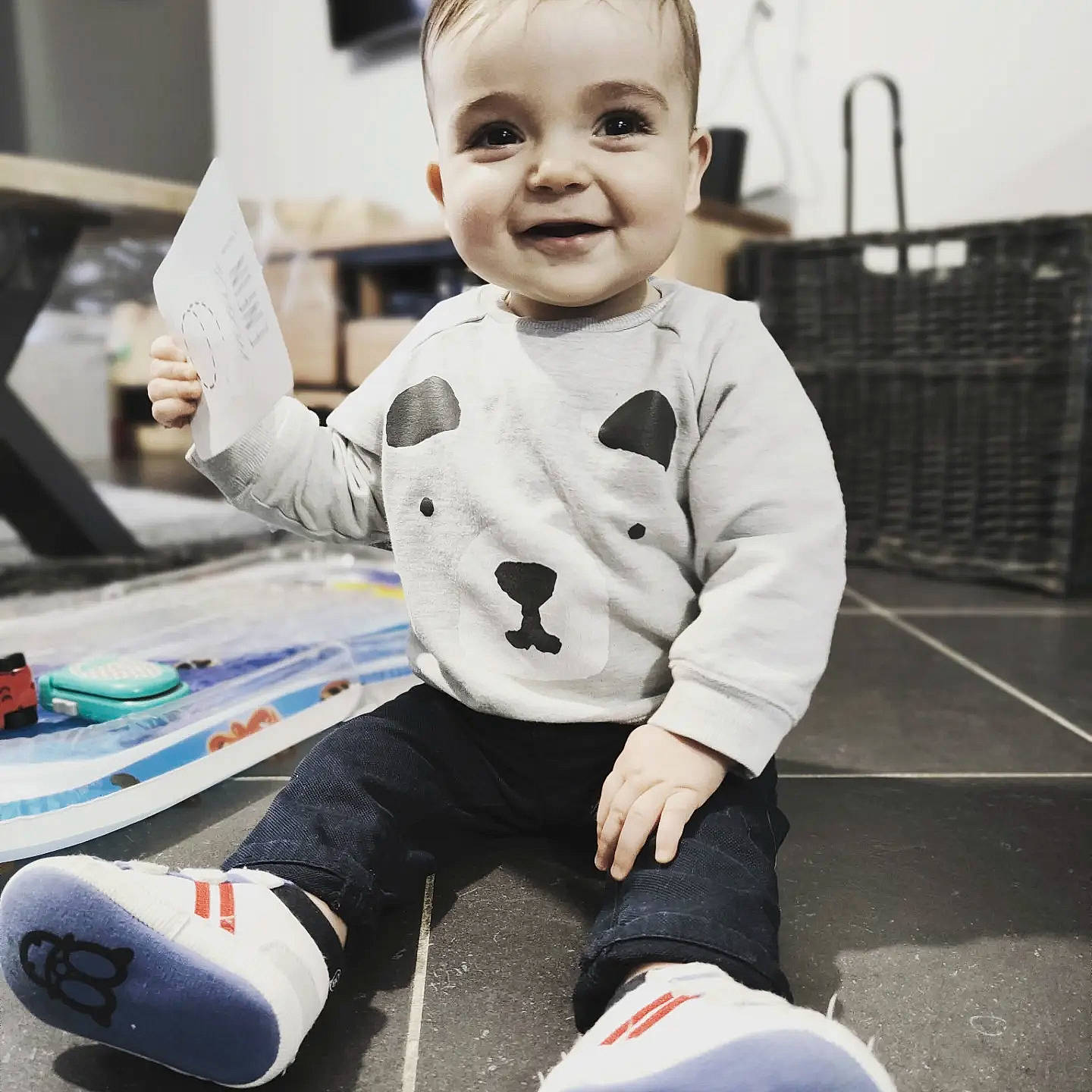 Soën a rejoint le concours — aidez-le/la à gagner de superbes lots ! baby, baby_toddler_clothing, carmine, child, cool, gesture, hairstyle, happy, joy, knee, person, product, shoe, sitting, sleeve, smile, sneakers, sportswear, standing, t_shirt