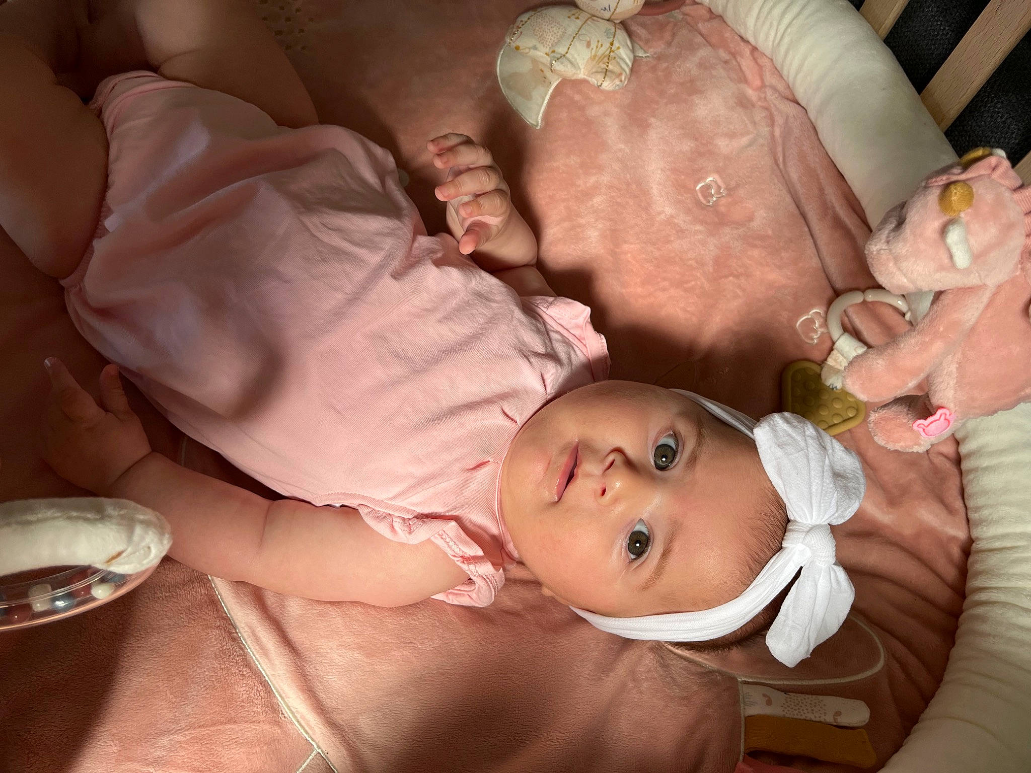 Alya a rejoint le concours — aidez-le/la à gagner de superbes lots ! abdomen, baby, cheek, child, comfort, finger, flesh, gesture, happy, headwear, human_body, mixing_bowl, mouth, nail, nose, person, pink, plate, room, skin