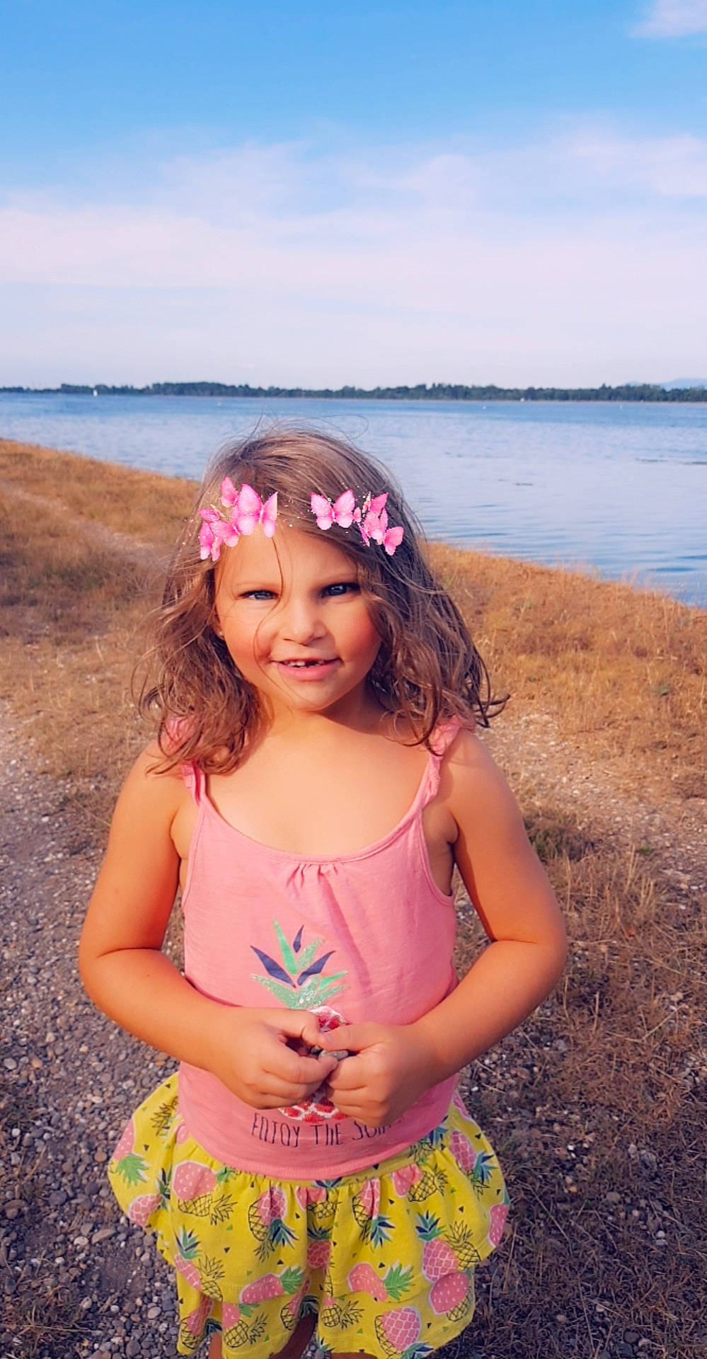 Jade participe au concours pour gagner de l'argent avec cette photo : beach, brown_hair, child, child_model, dress, fashion_accessory, fun, hair_accessory, happy, headband, headgear, joy, person, photography, pink, play, sand, sea, smile, summer