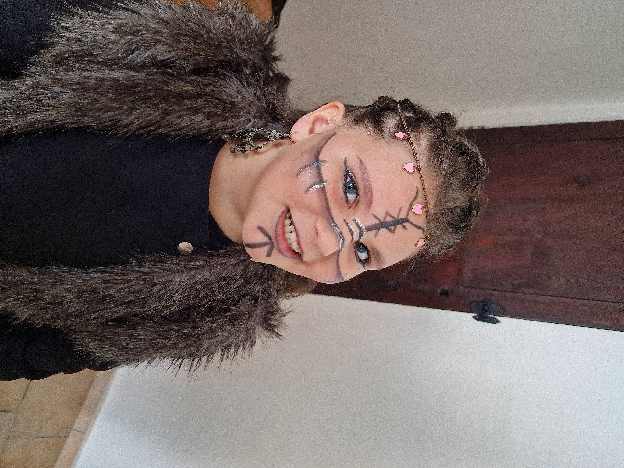 Jade participe au concours pour gagner de l'argent avec cette photo : animal_product, black_hair, eye, eyebrow, eyelash, face, fashion_accessory, fashion_design, feather, flash_photography, fun, fur, fur_clothing, happy, headgear, joy, long_hair, natural_material, nose, outerwear