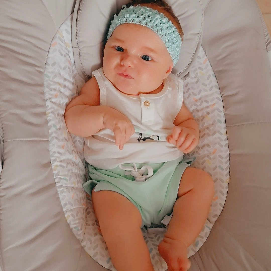 Ruby a rejoint le concours — aidez-le/la à gagner de superbes lots ! baby, bed, bonnet, cap, clothing, cradle, crib, cushion, diaper, face, furniture, hat, head, homedecor, infantbed, newborn, person, photography, portrait, sleeping
