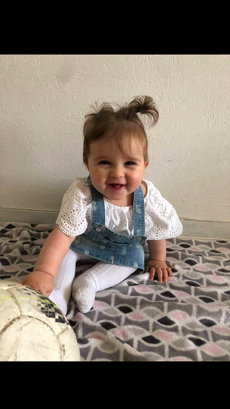 Tiara a rejoint le concours — aidez-le/la à gagner de superbes lots ! baby, baby_toddler_clothing, cheek, child, comfort, eye, flash_photography, floor, flooring, fun, happy, joy, monochrome, monochrome_photography, pattern, person, sitting, sleeve, smile, t_shirt