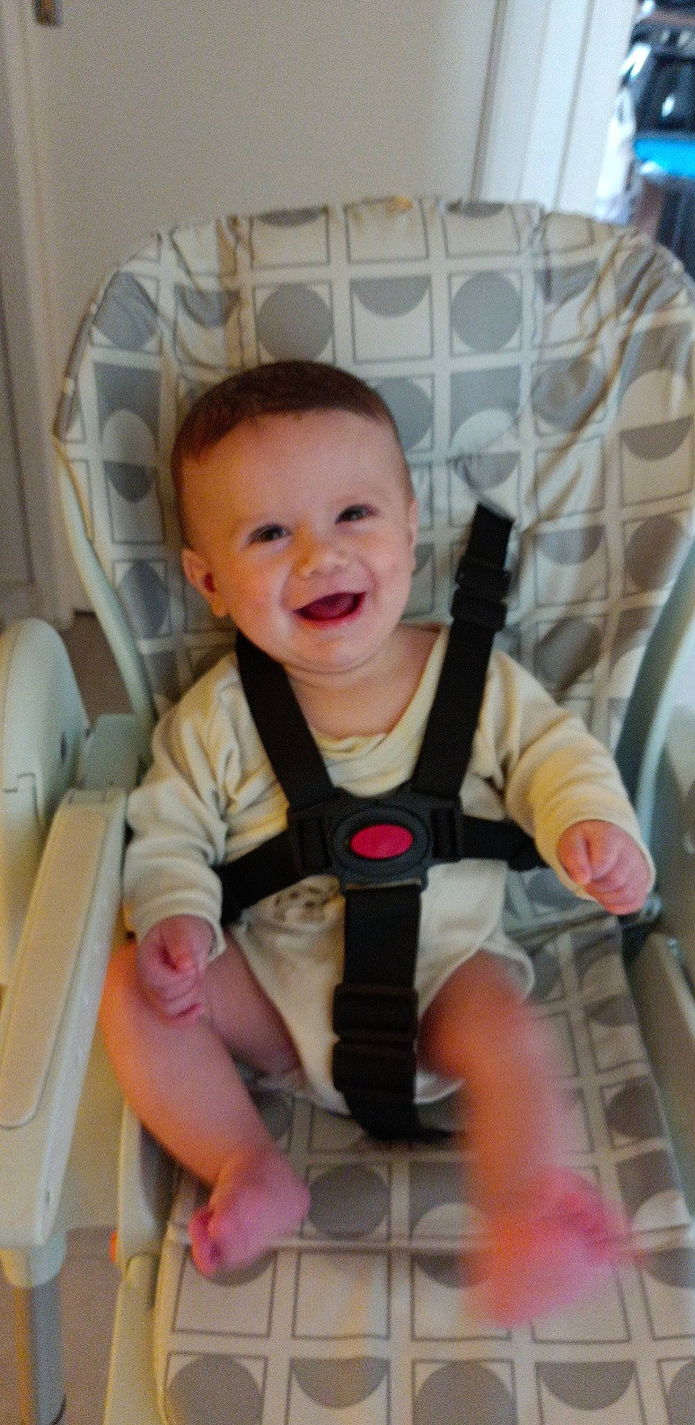 Tymëo a rejoint le concours — aidez-le/la à gagner de superbes lots ! arm, auto_part, baby, baby_carriage, baby_toddler_clothing, car_seat, chair, cheek, child, comfort, finger, fun, happy, human_body, joy, mouth, person, seat_belt, sitting, skin