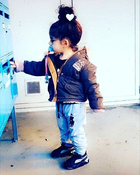 Lina a rejoint le concours — aidez-le/la à gagner de superbes lots ! baby, baby_toddler_clothing, black_hair, blue, child, denim, electric_blue, fashion_design, flash_photography, fun, happy, person, photo_shoot, play, shoulder, sitting, sleeve, standing, t_shirt, toddler