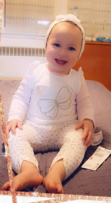 Hina participe au concours pour gagner de l'argent avec cette photo : baby, baby_toddler_clothing, cheek, child, comfort, eye, facial_expression, finger, happy, joy, knee, mouth, neck, person, pink, product, skin, sleeve, smile, standing