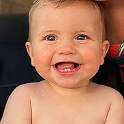 Elon participe au concours pour gagner de l'argent avec cette photo : baby, child, smile, teeth, face, happy, cute, infant, skin, eyes, mouth, portrait, closeup, tooth, young, bare_shoulders, expression, joy, person, head