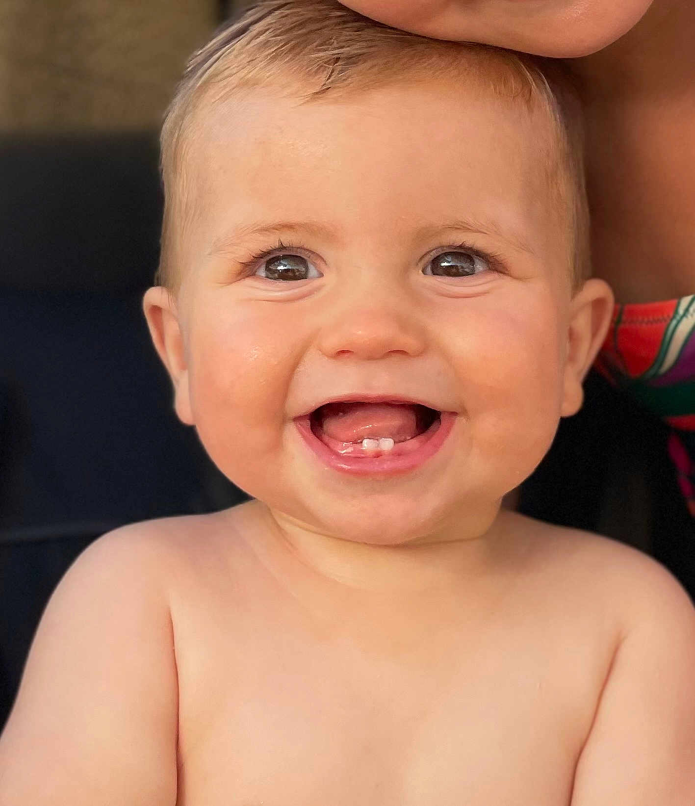 Elon participe au concours pour gagner de l'argent avec cette photo : baby, child, smile, teeth, face, happy, cute, infant, skin, eyes, mouth, portrait, closeup, tooth, young, bare_shoulders, expression, joy, person, head