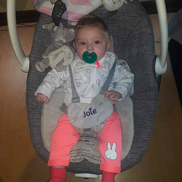 Amelie a rejoint le concours — aidez-le/la à gagner de superbes lots ! baby, baby_carriage, baby_safety, baby_toddler_clothing, chair, cheek, child, comfort, eye, face, facial_expression, hairstyle, head, iris, lap, leg, mouth, person, skin, sleeve