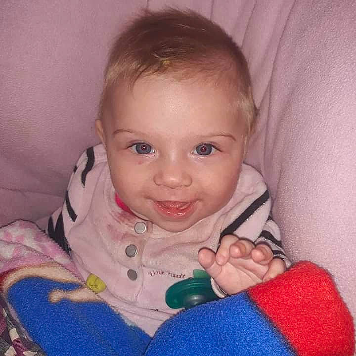 Amelie participe au concours pour gagner de l'argent avec cette photo : arm, baby_toddler_clothing, cheek, chin, comfort, ear, eye, eyebrow, face, forehead, hair, head, human_body, joy, lip, mouth, nose, organ, person, skin