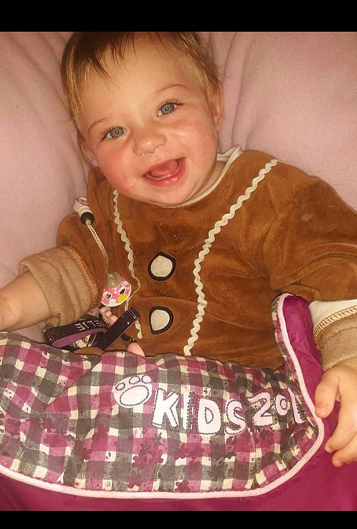 Amelie a rejoint le concours — aidez-le/la à gagner de superbes lots ! arm, baby, baby_products, baby_toddler_clothing, cheek, child, fashion_accessory, happy, joy, lip, magenta, neck, pattern, person, pink, sitting, sleeve, smile, sweetness, t_shirt