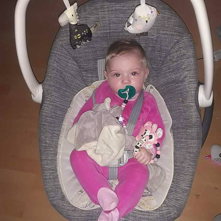 Amelie a rejoint le concours — aidez-le/la à gagner de superbes lots ! baby, baby_carriage, baby_toddler_clothing, cheek, child, comfort, eye, facial_expression, fun, hairstyle, head, human_body, iris, mammal, person, pink, product, purple, toddler, violet