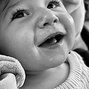 Liam a rejoint le concours — aidez-le/la à gagner de superbes lots ! baby, close_up, black_and_white, smiling, face, eyes, eyelashes, drool, beads, name_beads, fabric, clothing, portrait, child, cute, happy, infant, cozy, texture, soft