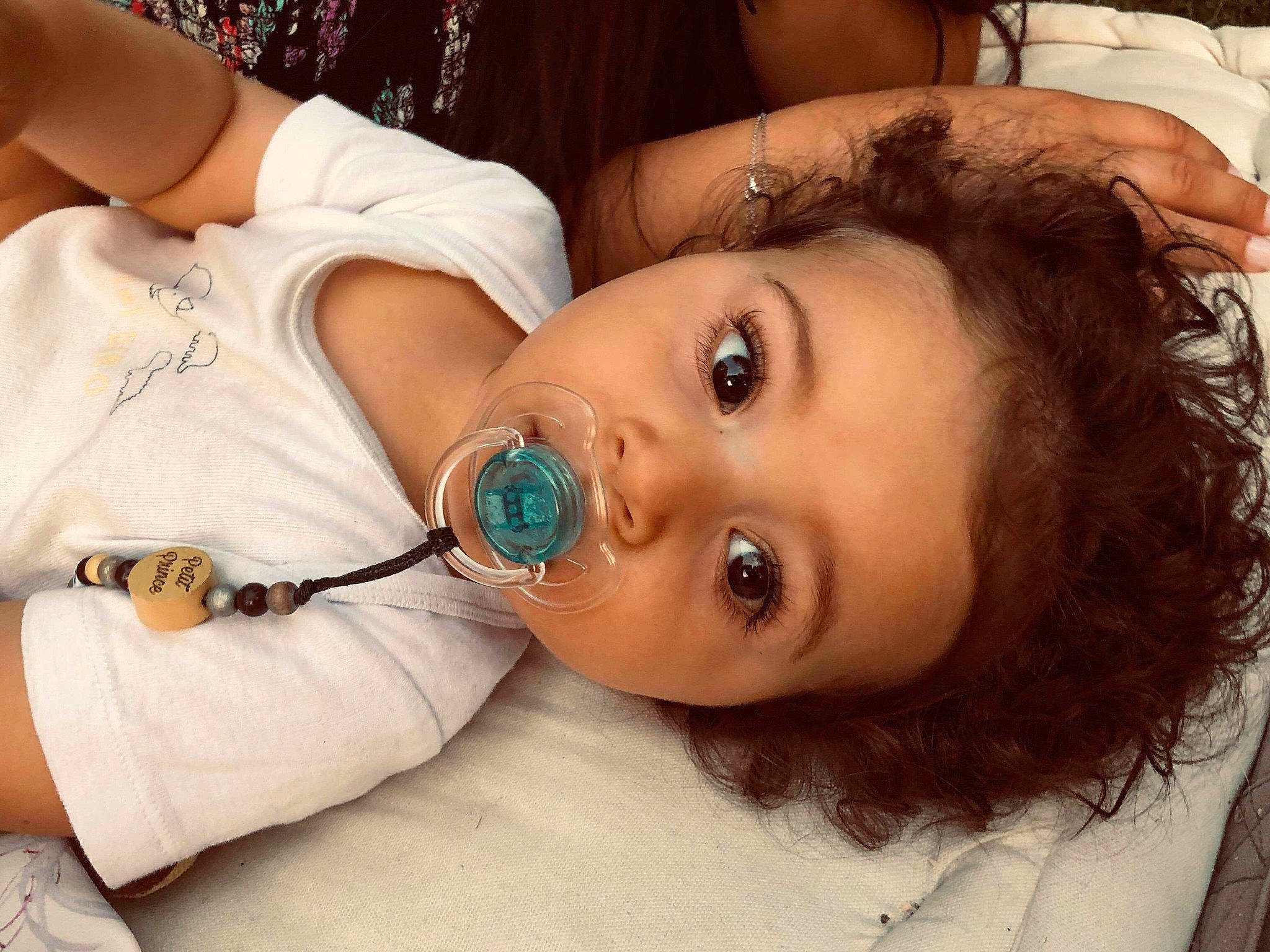 Elian a rejoint le concours — aidez-le/la à gagner de superbes lots ! beauty, black_hair, cheek, child, ear, eye, eyebrow, eyelash, face, fashion_accessory, forehead, head, headgear, human, lip, mouth, neck, nose, person, skin