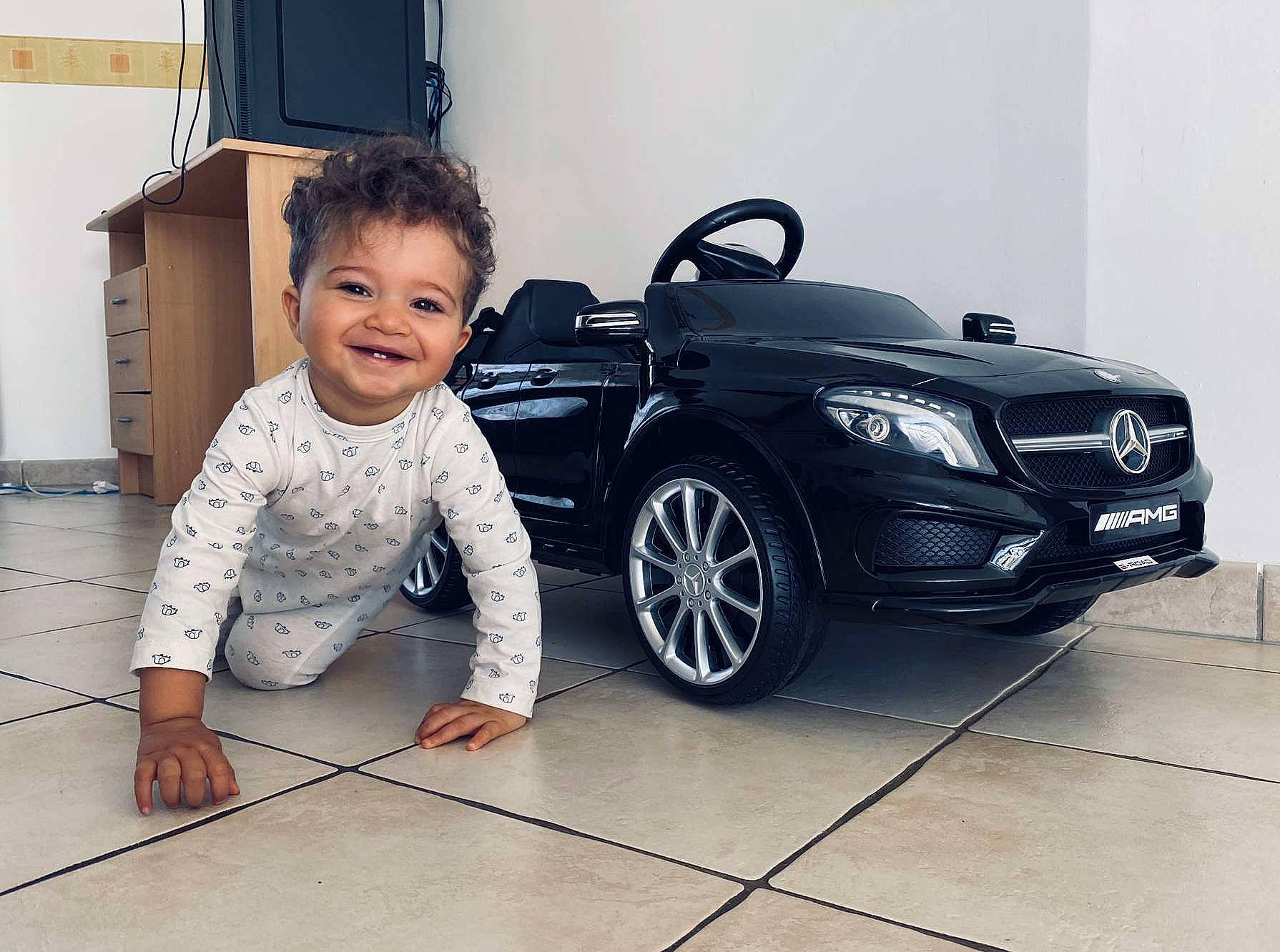 Elian a rejoint le concours — aidez-le/la à gagner de superbes lots ! alloy_wheel, auto_part, automotive_design, automotive_wheel_system, car, compact_car, family_car, hatchback, joy, luxury_vehicle, mercedes_benz, metal, person, personal_luxury_car, rim, sport_utility_vehicle, vehicle, volvo_c, volvo_cars, volvo_xc