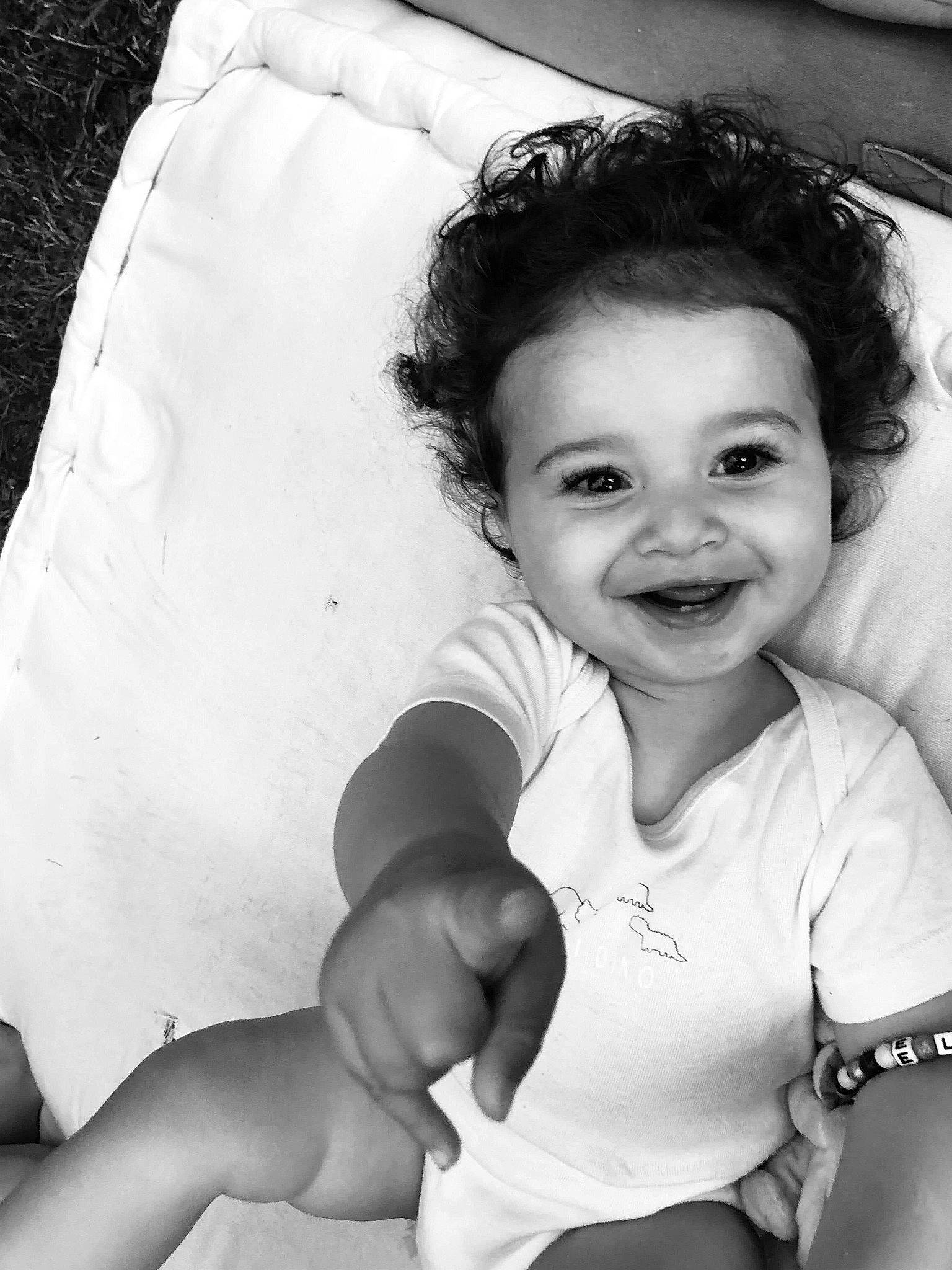 Elian participe au concours pour gagner de l'argent avec cette photo : arm, baby, black, black_and_white, cheek, child, eye, face, facial_expression, fun, head, joy, monochrome, monochrome_photography, people, person, photograph, skin, smile, snapshot