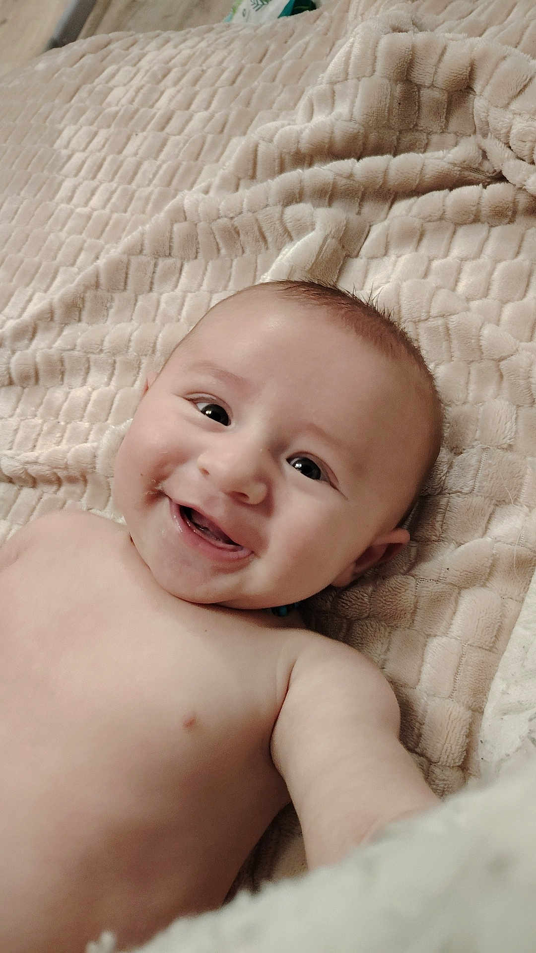 Arthur a rejoint le concours — aidez-le/la à gagner de superbes lots ! baby, smiling, infant, face, skin, blanket, texture, lying_down, happy, child, cute, portrait, eyes, mouth, expression, chubby_cheeks, bare_chest, young, indoors, soft
