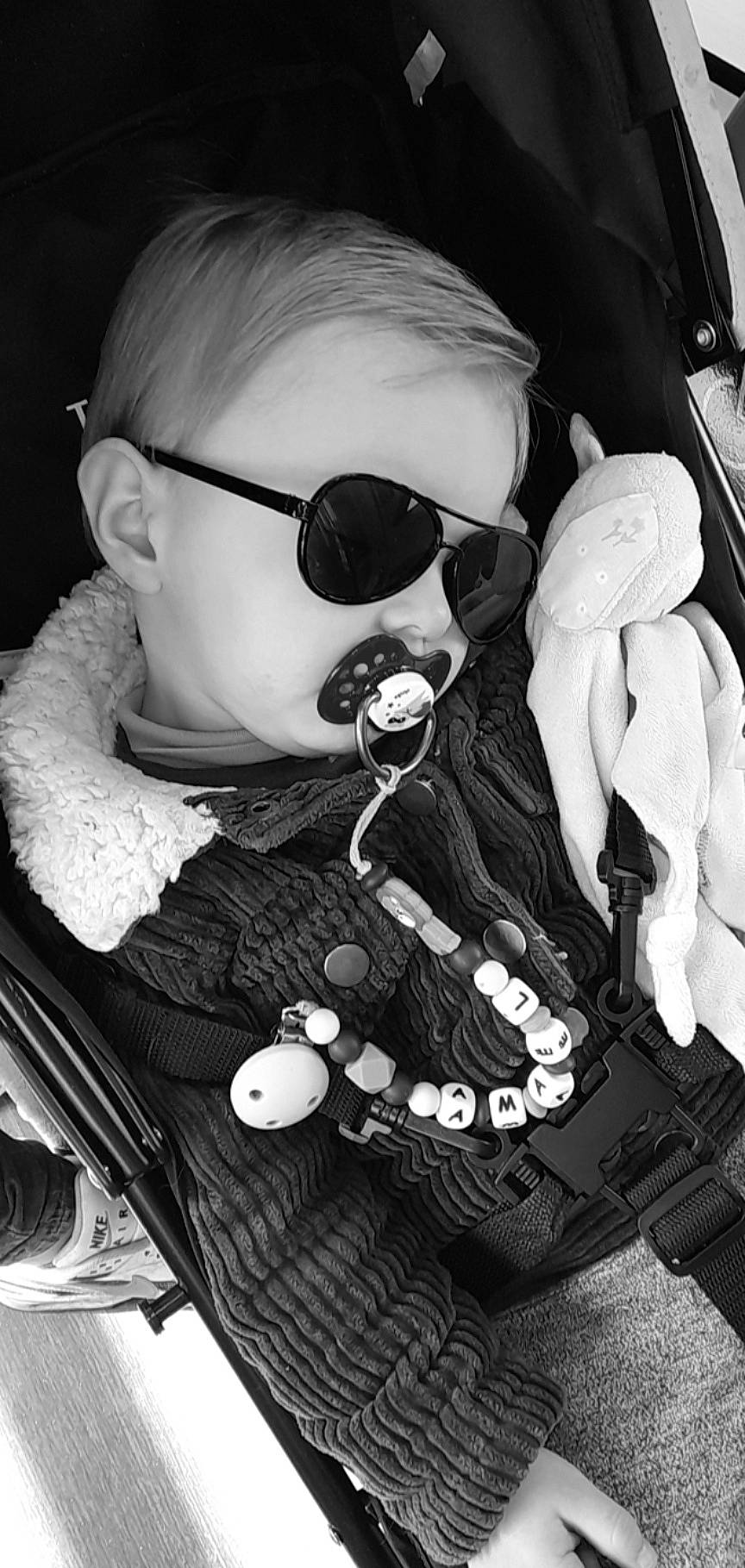 Amaël participe au concours pour gagner de l'argent avec cette photo : audio_equipment, black, black_and_white, cool, eyewear, fashion, flash_photography, goggles, hairstyle, headgear, human, lip, monochrome, mouth, organ, outerwear, person, photograph, style, sunglasses