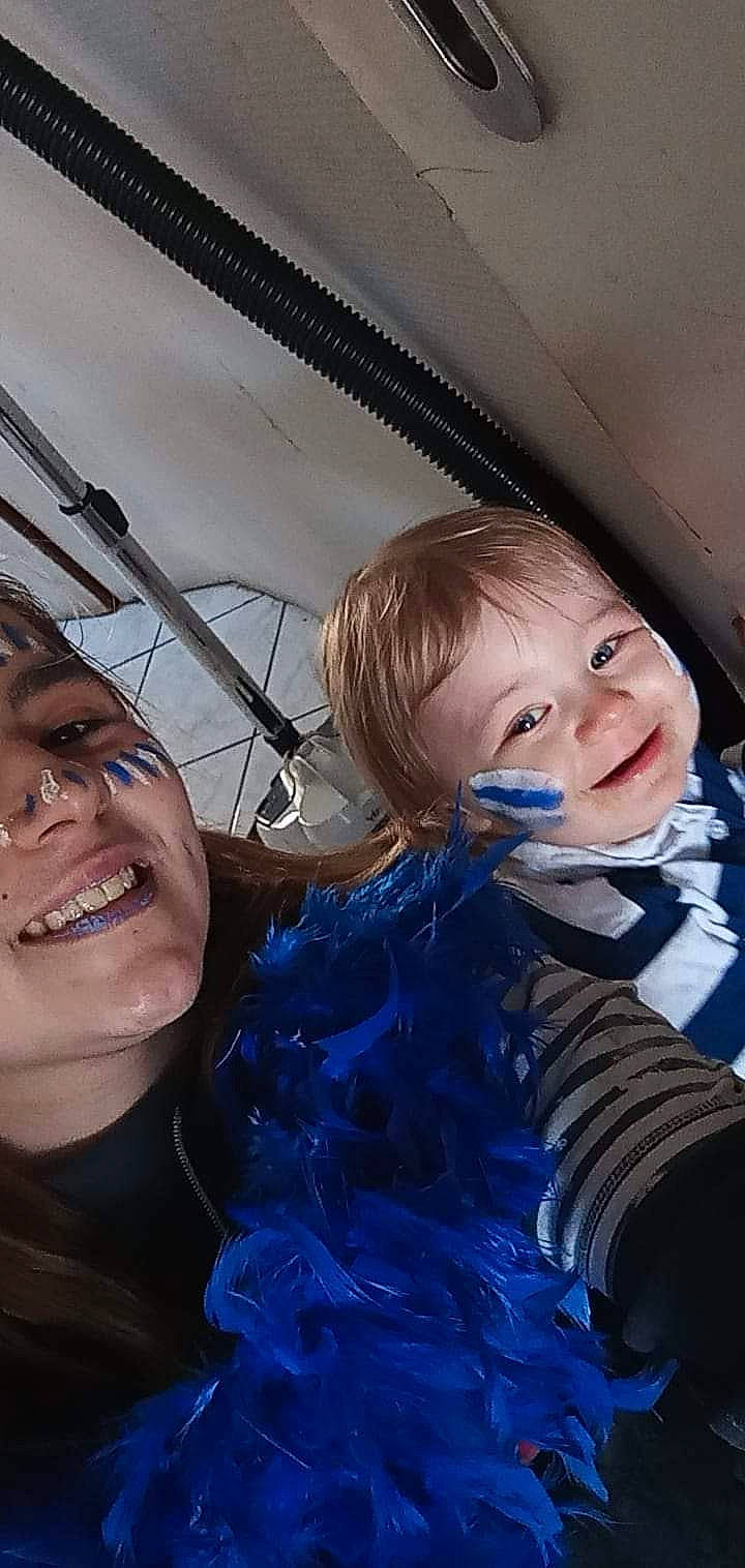 Amaël participe au concours pour gagner de l'argent avec cette photo : black_hair, cool, electric_blue, eye, eyebrow, face, facial_expression, flash_photography, friendship, fun, gesture, hairstyle, happy, head, iris, lip, long_hair, mouth, person, skin