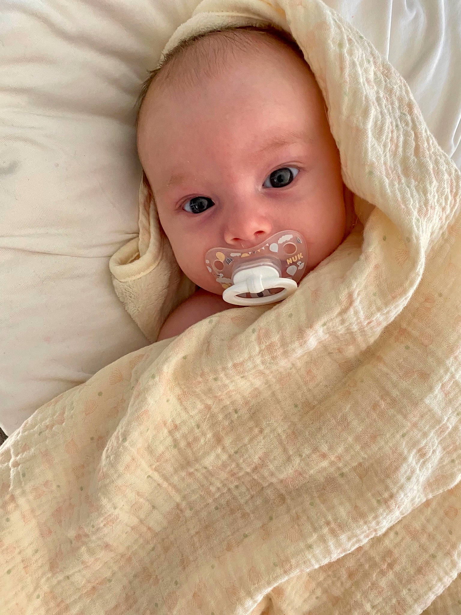 Lilou participe au concours pour gagner de l'argent avec cette photo : baby, baby_products, baby_toddler_clothing, bedding, cheek, child, close_up, comfort, dress, eyelash, fur, iris, linens, nose, person, portrait_photography, skin, sleeve, textile, toddler
