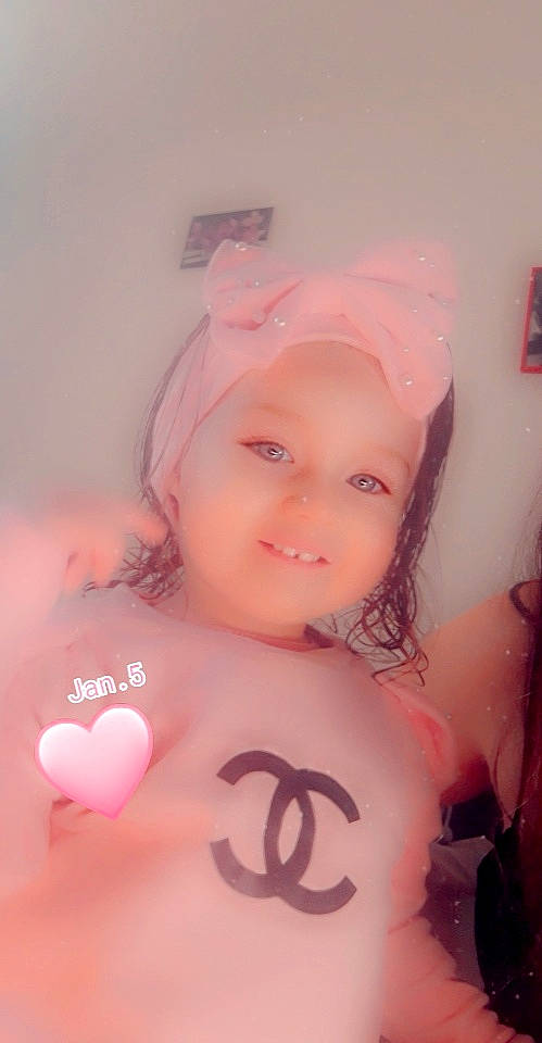 Elena participe au concours pour gagner de l'argent avec cette photo : bathing, blond, cheek, chest, cool, eyebrow, eyelash, fashion_accessory, happy, headpiece, headwear, jewellery, joy, lip, magenta, neck, party_supply, person, pink, selfie