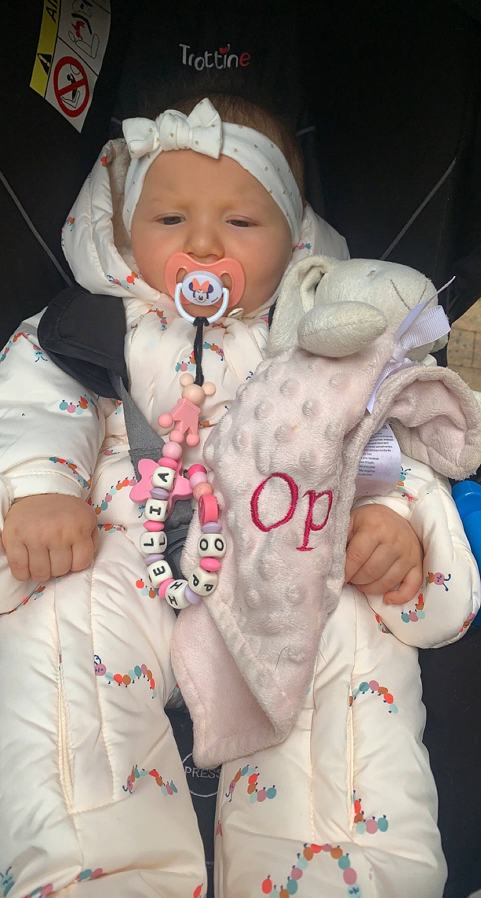 Ophelia a rejoint le concours — aidez-le/la à gagner de superbes lots ! baby, baby_toddler_clothing, beauty, cheek, child, collar, comfort, face, finger, gesture, hand, happy, head, headwear, organ, outerwear, person, pink, skin, sleeve