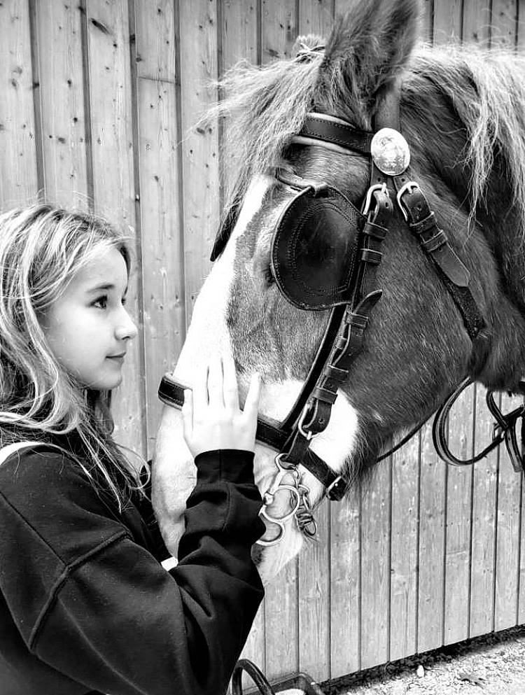 Shanel a rejoint le concours — aidez-le/la à gagner de superbes lots ! bit, black, black_and_white, bridle, cool, eye, facial_expression, gesture, hair, head, horse, horse_supplies, horse_tack, mammal, organ, outerwear, person, photograph, style, white