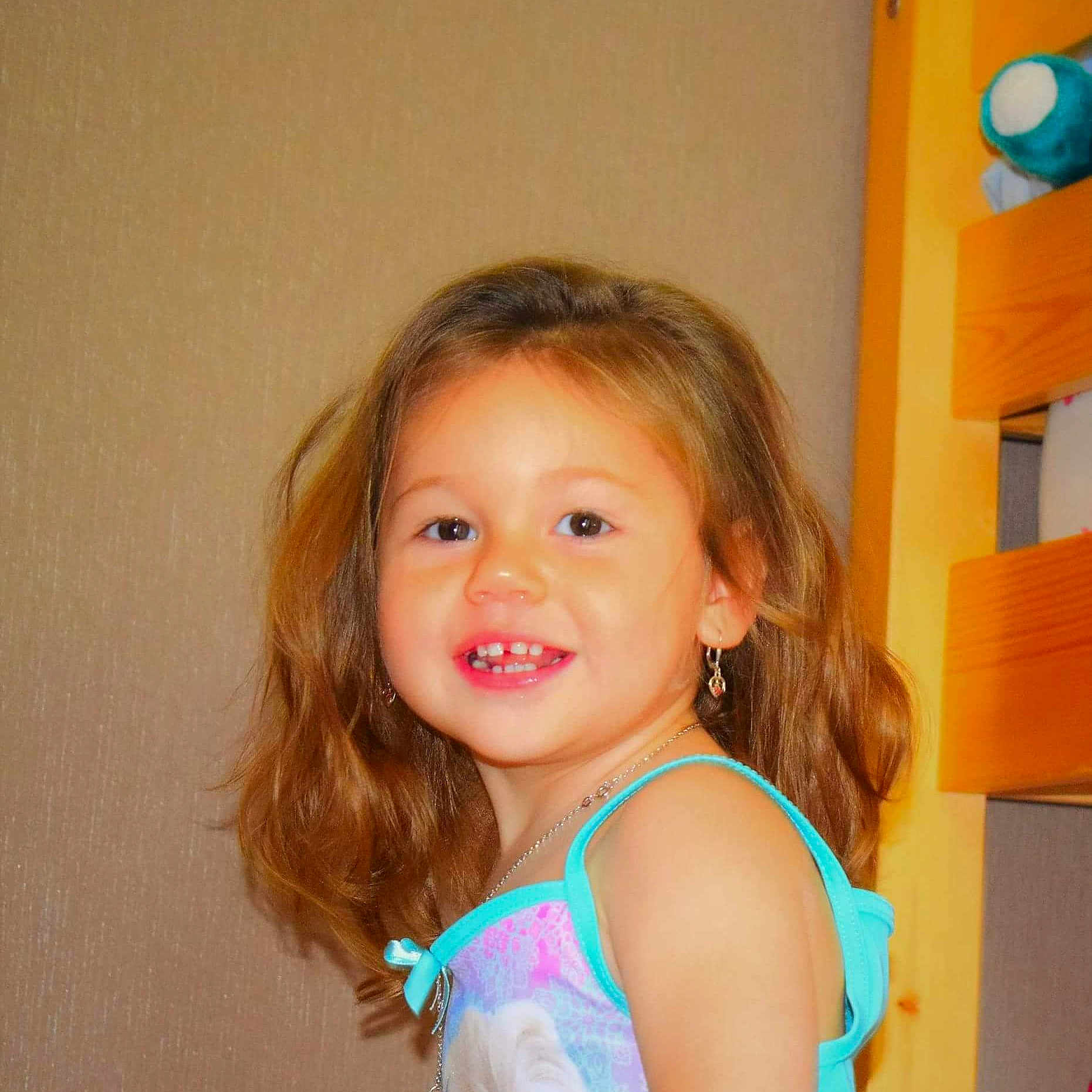 Maëlys participe au concours pour gagner de l'argent avec cette photo : child, child_model, hair, happy, iris, joy, person, skin, smile, standing, toddler