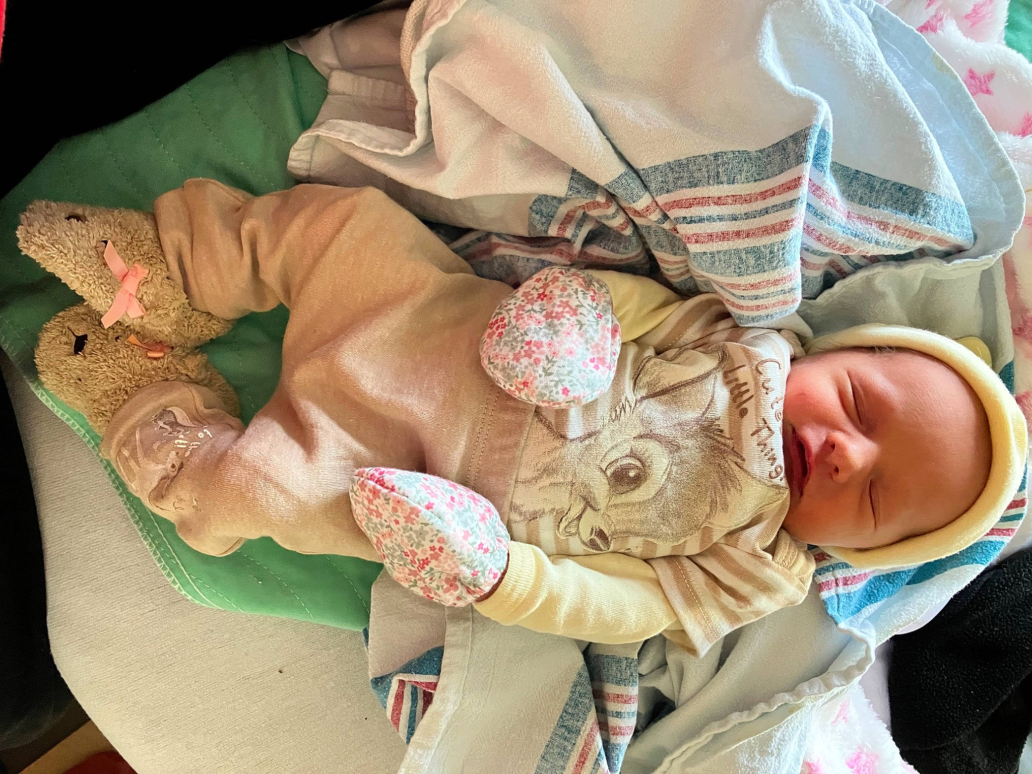 Sindaya is registered to the contest to win money with this photo: abdomen, baby, baby_products, baby_toddler_clothing, cheek, chest, child, comfort, eye, head, human_body, human_leg, mouth, pattern, person, skin, sleeve, textile, thigh, toddler