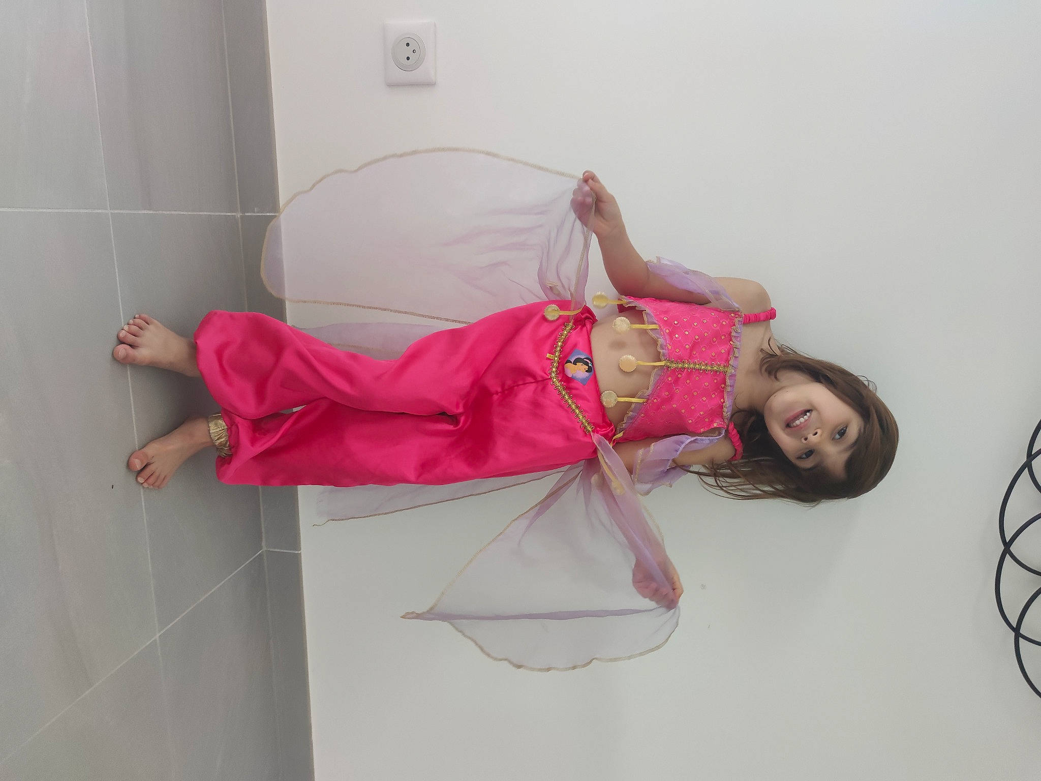 Nina participe au concours pour gagner de l'argent avec cette photo : cocktail_dress, comfort, costume, elbow, fashion_design, happy, human_leg, joy, knee, magenta, mechanical_fan, peach, person, pink, room, smile, thigh, waist, wrist