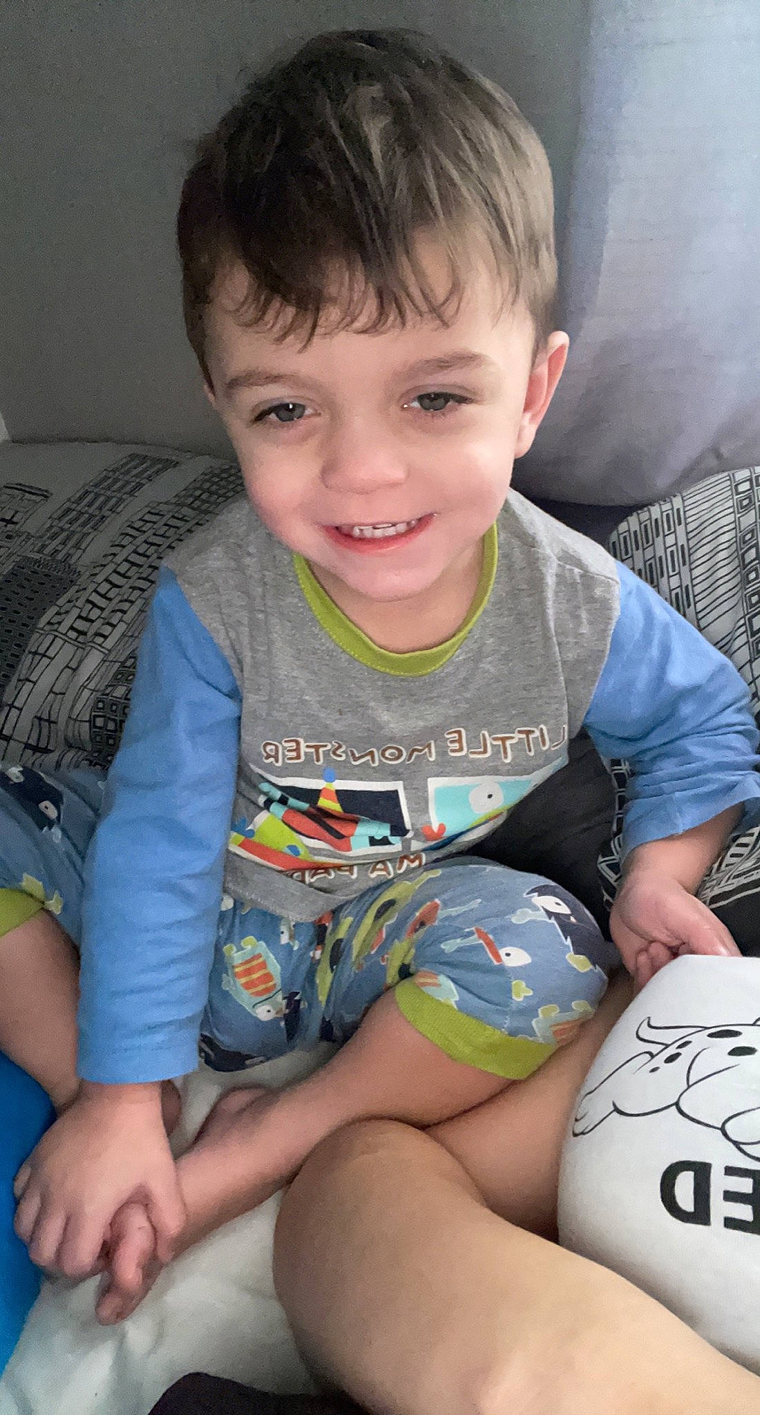 Khyro is registered to the contest to win money with this photo: arm, cheek, chin, eye, face, facial_expression, hairstyle, head, human_body, iris, joint, joy, leg, mouth, muscle, nose, organ, person, product, skin