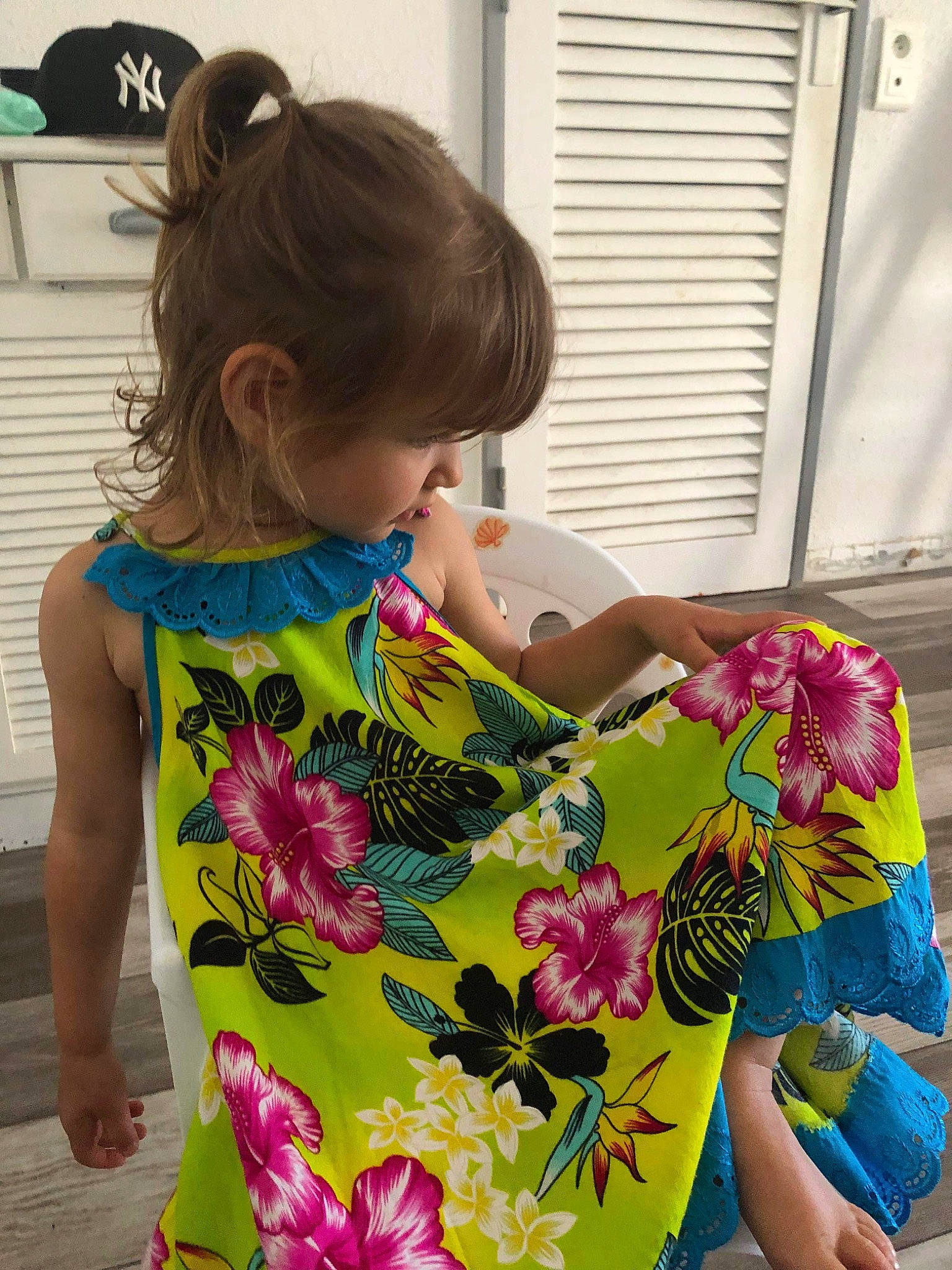 Haureva participe au concours pour gagner de l'argent avec cette photo : automotive_wheel_system, baby_toddler_clothing, child, flower, happy, insect, magenta, pattern, person, petal, pink, plant, pollinator, sleeve, summer, t_shirt, textile, toddler, wheel, window