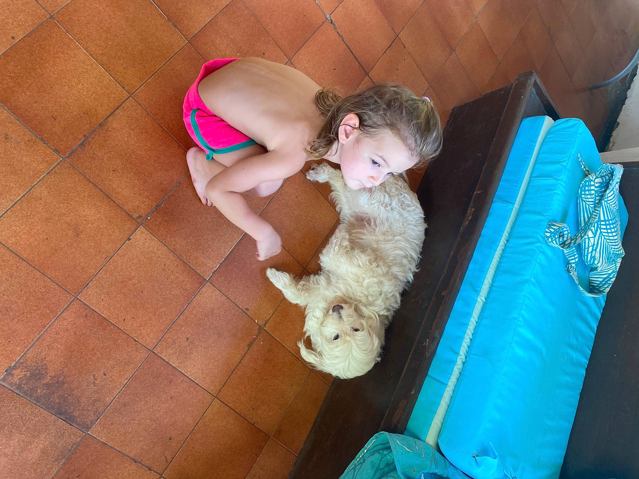 Haureva a rejoint le concours — aidez-le/la à gagner de superbes lots ! abdomen, baby, barefoot, comfort, diaper, fawn, flooring, foot, fun, happy, human_leg, knee, leisure, person, sitting, teddy_bear, thigh, toddler, toy, trunk