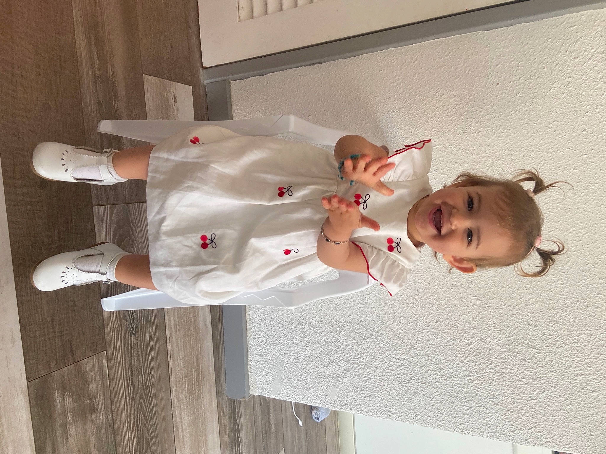 Haureva a rejoint le concours — aidez-le/la à gagner de superbes lots ! baby, baby_products, baby_toddler_clothing, child, comfort, dress, face, flooring, fun, hardwood, head, joy, person, room, sleeve, toddler, walking_shoe, wood